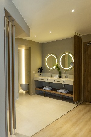 Junior Suite bathroom