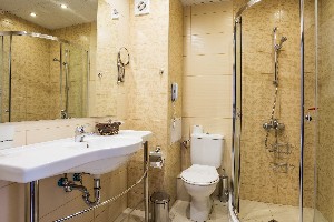 Family Twin Room bathroom