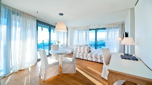 SeniorSuite (SeaSide, Balcony)
