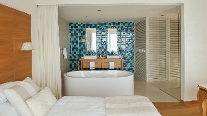 SeniorSuite (SeaSide, Balcony)