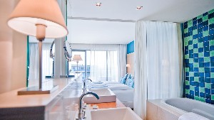 Deluxe Room (SeaView, Balcony)