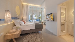 Deluxe junior suite, swim-up pool