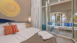 Deluxe junior suite, swim-up pool