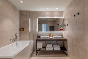 Corner Deluxe Suite (SeaView, Balcony)