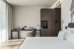 Corner Deluxe Suite (SeaView, Balcony)