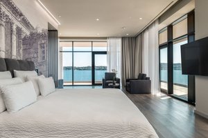 Corner Deluxe Suite (SeaView, Balcony)