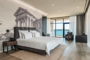 Corner Deluxe Suite (SeaView, Balcony)