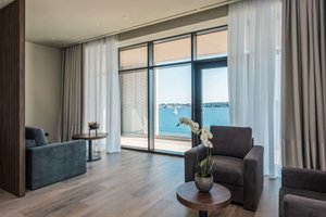 Corner Deluxe Suite (SeaView, Balcony)