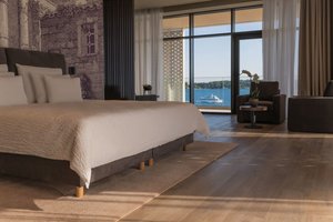 Corner Deluxe Suite (SeaView, Balcony)