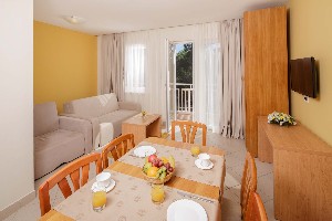 Classic_Apartment-5_Balcony_Park_side