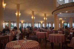 Restaurant/bars