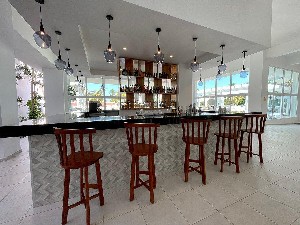 Restaurant/bars