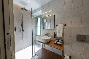 Deluxe Double Room with Balcony - Bathroom