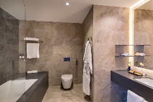 Deluxe Room SeaFront Bathroom