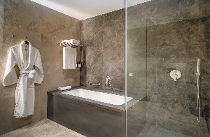 Superior Room SeaFront Bathroom