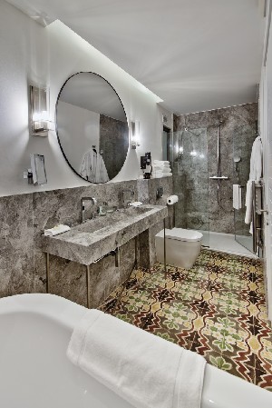 Grand Suite Bathroom 