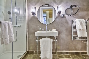 Deluxe Courtyard View bathroom 