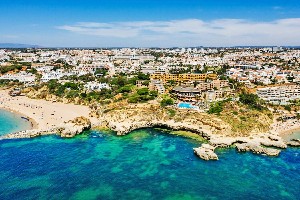 widok na hotel i okolicę