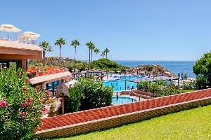 widok na basen i palmy