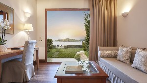 Deluxe Bungalow (BeachFront)