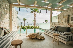 Double suite private pool