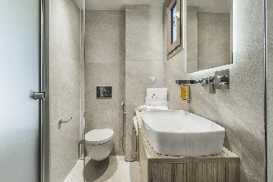 Deluxe Studio Bathroom