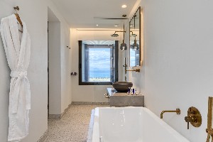 Opal Suite with outdoor whirlpool