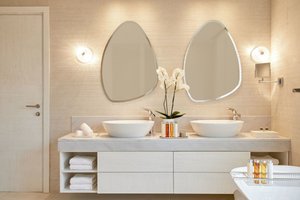 Deluxe Bathroom