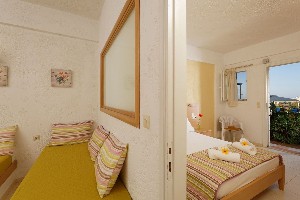 Triple Room with separate bedroom 