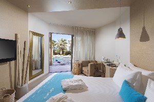 The Cool Room Sharing Pool