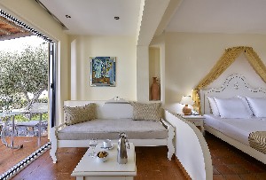 Classic FamilyRoom (GardenView)