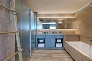 Deluxe Suite (SeaView)