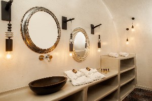 Cave Suite Caldera View