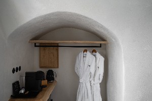 Luxury Cave with Caldera View & Outdoor Jacuzzi 