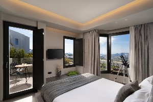 Honeymoon Suite W. private pool & Caldera view