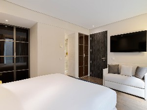 Superior Atrium Room