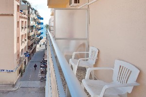 balkon z widokiem na ulicę