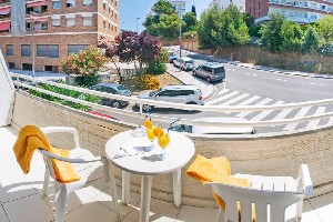 widok z balkonu na ulicę