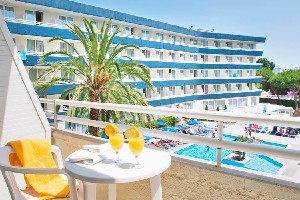 widok z balkonu na basen