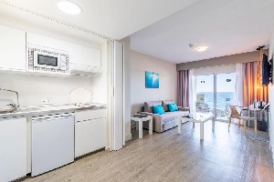 pokój z aneksem kuchennym