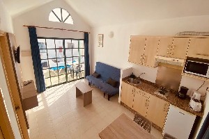 pokój z aneksem kuchennym