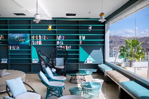 Lounge Bar & Library