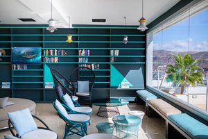 Lounge Bar & Library