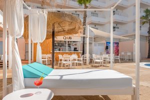 Qiub Pool Bar 