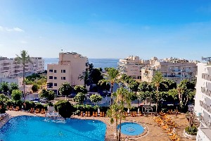 widok na baseny i morze