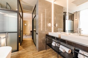 Suite  open-concept bathroom