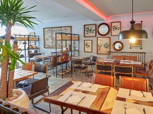 restaurant/bar