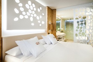 JUNIOR SUITE FRONT & PANORAMIC SEA VIEW