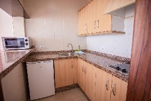 pokój z aneksem kuchennym