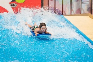 basen ze sztuczną falą